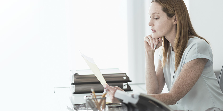 Atradius Kreditversicherung - businesswoman reading document